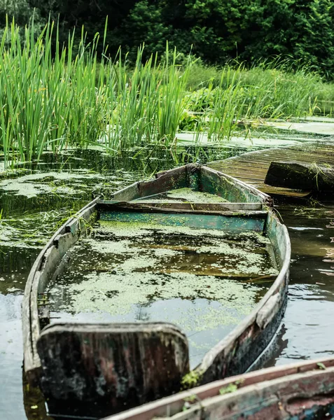Vieux bateau coulé coulé dans la rivière — Photo