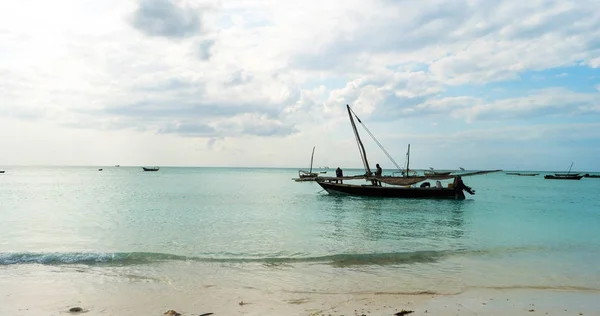 Barco de pesca rústico sentado no oceano, zanzibar — Fotografia de Stock