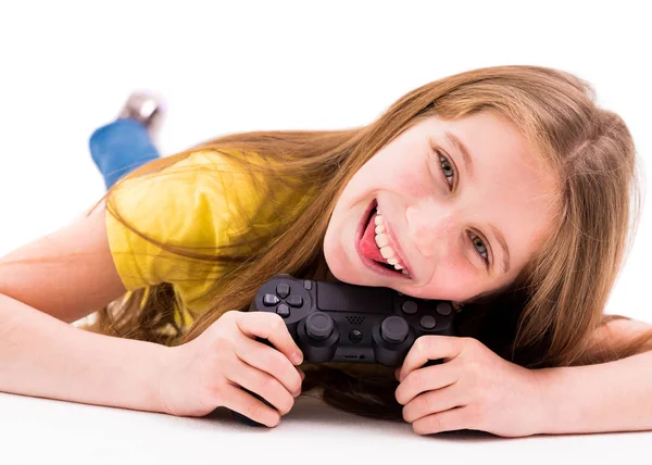 Mädchen liegt mit Steuerknüppel, müde vom Spielen — Stockfoto