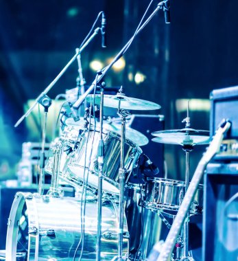 Bir konser salonunda davul seti