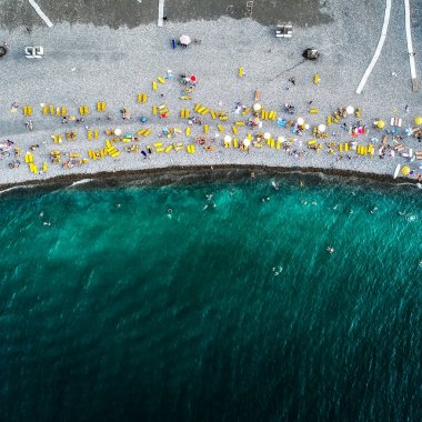 Sahilin ve denizin havadan görünüşü