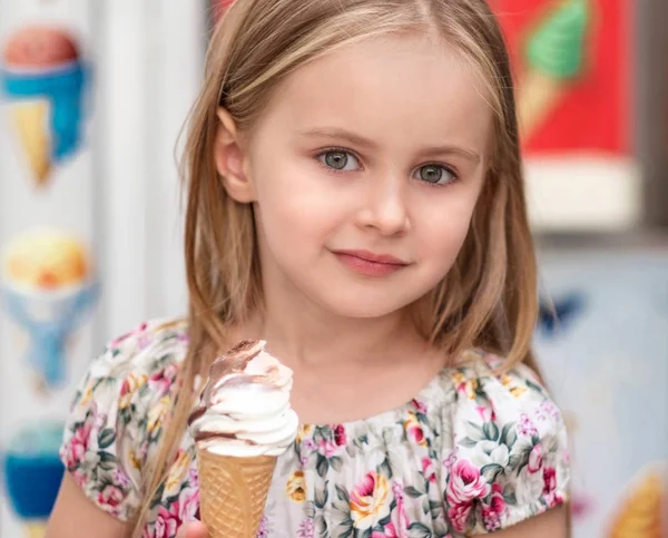 带着冰淇淋的小女孩 — 图库照片