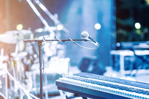 Мікрофон і синтезатор на сцені — стокове фото