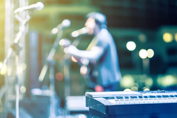 Synthesizer en microfoon op het podium — Stockfoto