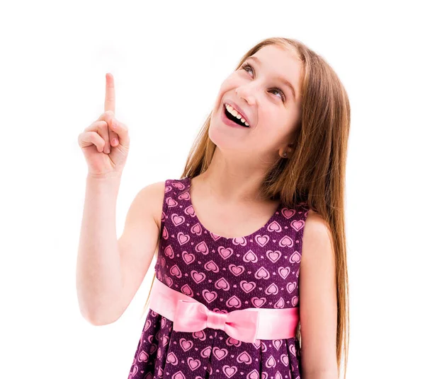 Menina apontando para cima, vestindo vestido violeta padronizado — Fotografia de Stock