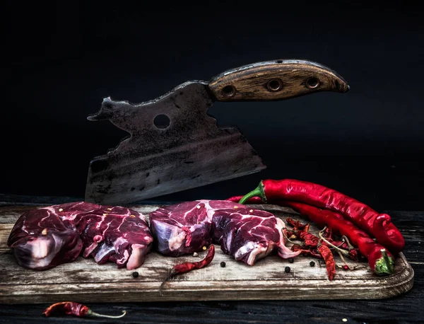 Zwei Scheiben rohes Fleisch mit altem Fleischermesser — Stockfoto