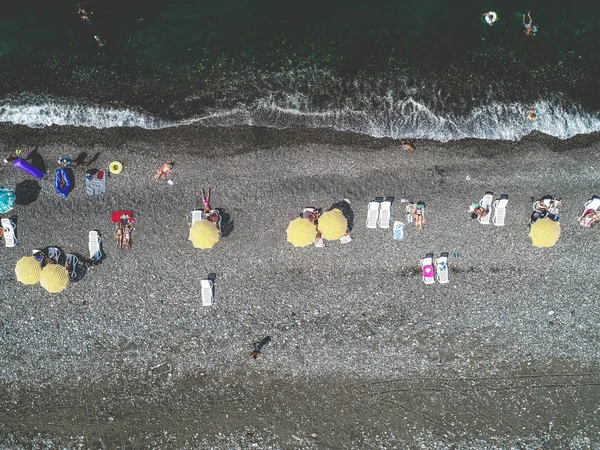 A légi felvétel a napernyők a strandon — Stock Fotó