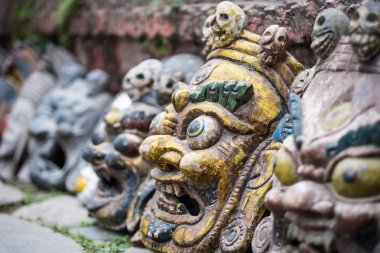 Hediyelik eşya maskeleri Nepal pazarında