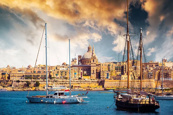 Utsikt över Marsamxett Harbour och Valletta — Stockfoto