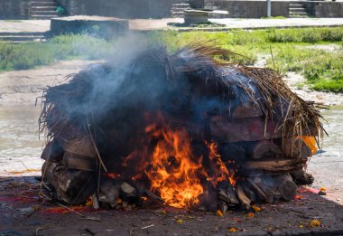 Pashupatinath Tapınağı cremations: Bagmati nehrinde