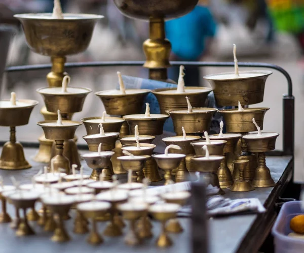 Portacandele in ottone sul mercato di strada — Foto Stock