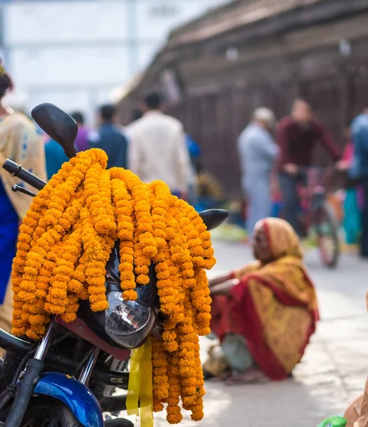 Girlanda kwiatów na kierownicy motocykla, Nepal — Zdjęcie stockowe