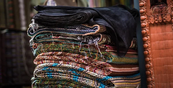 Стопка традиційної азіатської тканини — стокове фото