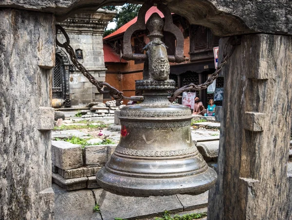 Traditionak hinduistische Glocke am pashupatinath Tempel — Stockfoto