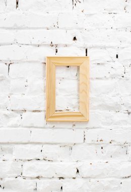 bir waall üzerinde ahşap çerçeve