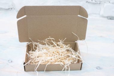 Bir tabloda karton kutu