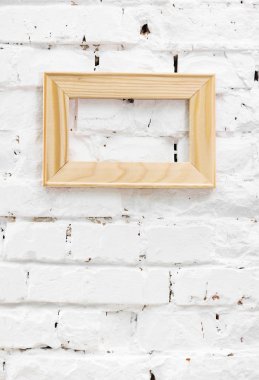 bir waall üzerinde ahşap çerçeve