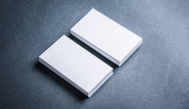 Gri arka plan boş kağıt iş kart yığını