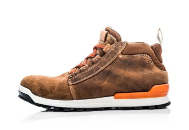 Beyaz arka plan üzerinde izole kahverengi spor ayakkabı