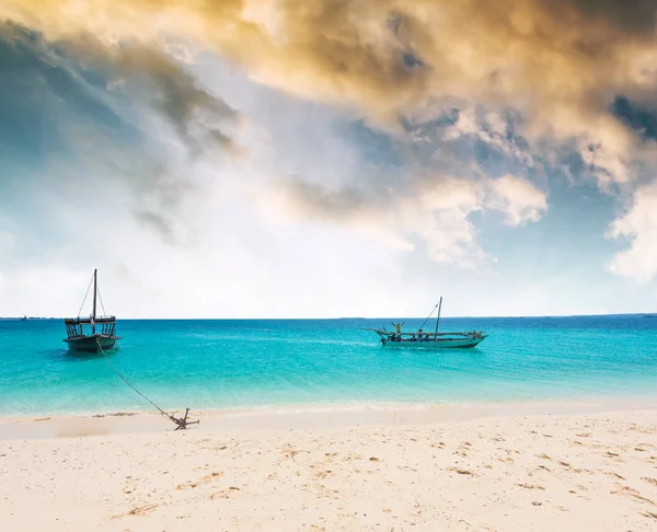 Boats near a seashore anchored — Stock Photo, Image