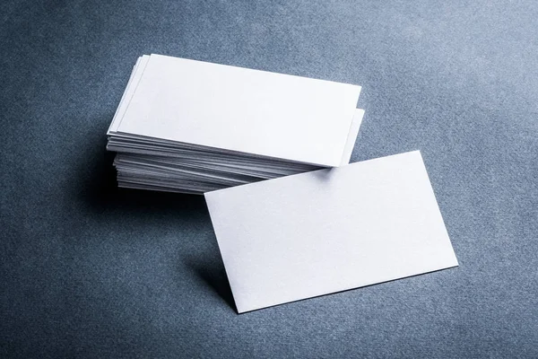 Stapel leerer Papier-Visitenkarten auf grauem Hintergrund — Stockfoto