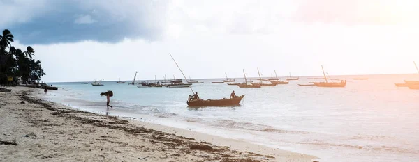 Панорамный вид на море с рыбацкими лодками — стоковое фото
