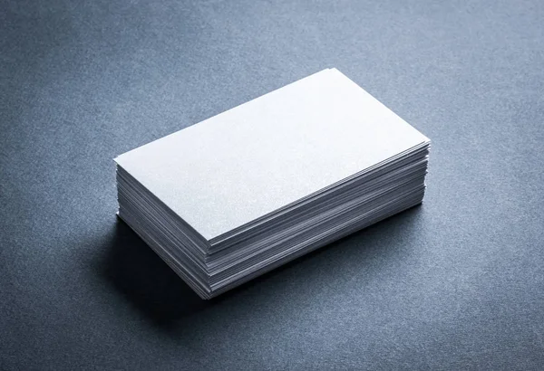 Leere weiße Visitenkarte auf grauem Hintergrund — Stockfoto