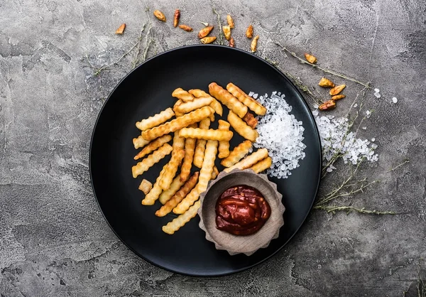 Franse aardappelen op donkere plaat — Stockfoto