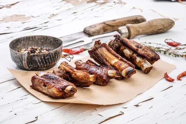 Costelas de porco na mesa branca — Fotografia de Stock