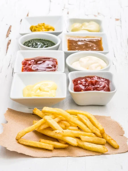 Batatas fritas com molhos diferentes — Fotografia de Stock