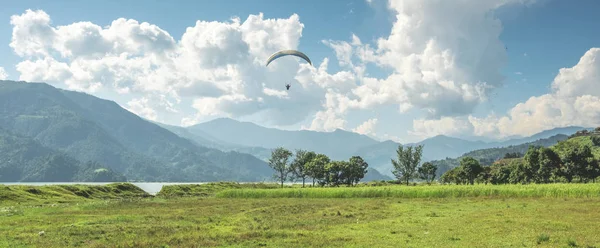 Siklóernyő repül át a réten, Pokhara, Nepál — Stock Fotó