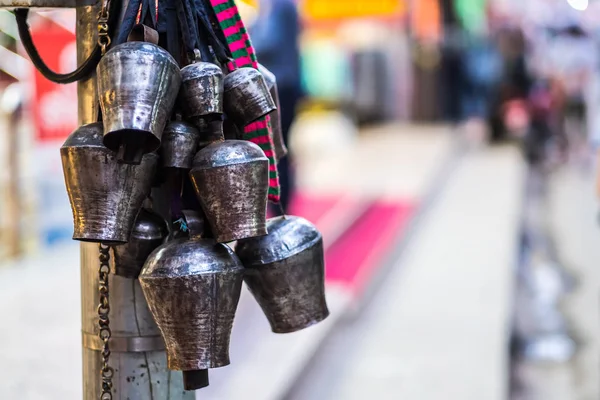 Металлические колокола висят в буддийском храме — стоковое фото