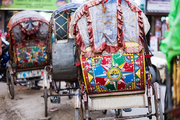 Färgglada rickshaw vagn, Kathmandu, Nepal. — Stockfoto