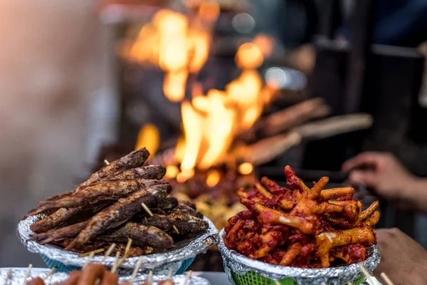 Comida callejera nepalí frita en el mercado — Foto de Stock