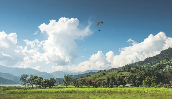 Yamaçparaşütü sinekler üzerinde bir çayır, Pokhara, Nepal — Stok fotoğraf