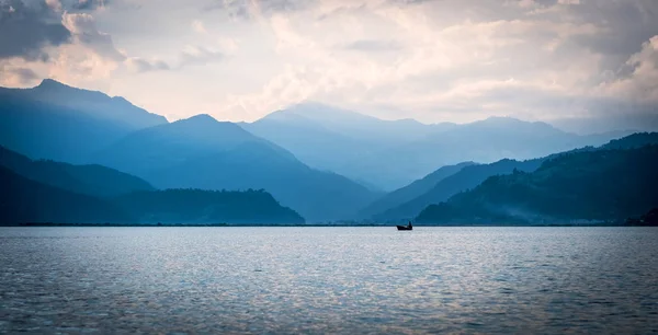 Boats on Phewa lake, Nepal — Stock Photo, Image