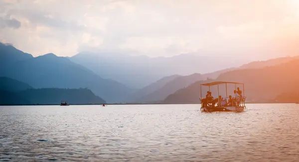 Barco en el lago Phewa, Pokhara, Nepal — Foto de Stock