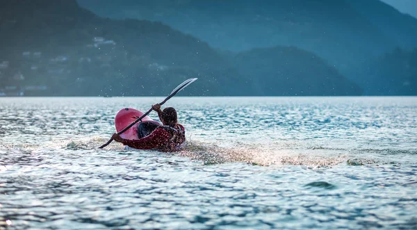 Una persona kayak en el lago, Pokhara, Nepal — Foto de Stock