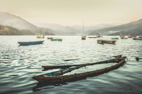 Phewa Gölü, Pokhara batırıldı teknede — Stok fotoğraf