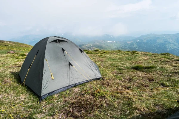 Tenda turística no acampamento na montanha — Fotografia de Stock