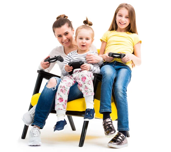 Mamá e hijas jugando a la consola — Foto de Stock