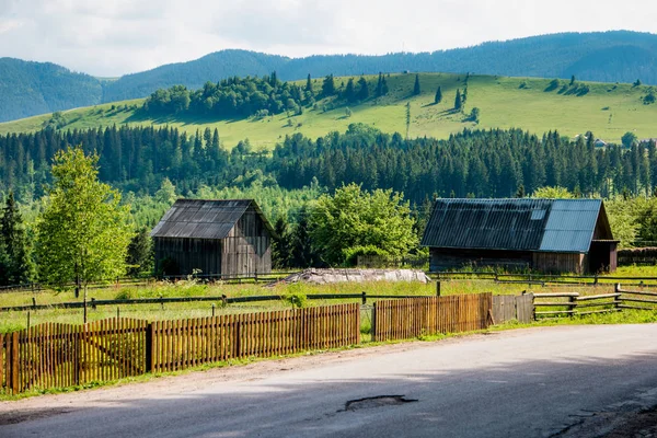Berglandschap met houten huis — Stockfoto