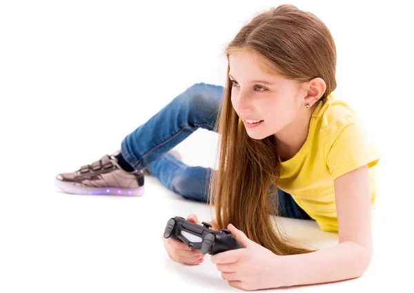 专注于赢得电脑游戏的女孩, 用操纵杆 — 图库照片