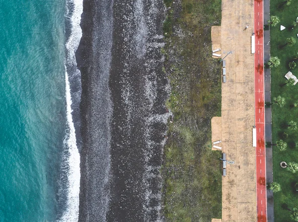 Vista aérea del mar, playa y terraplén sin personas — Foto de Stock