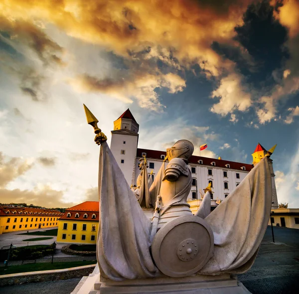 Bratislava kasteel bij zonsondergang — Stockfoto