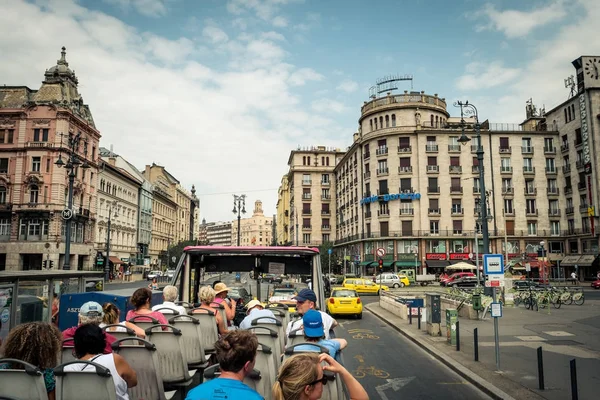 Zobrazit na Budapest street a turisty z turistické autobus — Stock fotografie