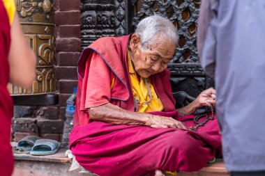 Monk, Katmandu, Nepal Boudhanath Stupa oturmak
