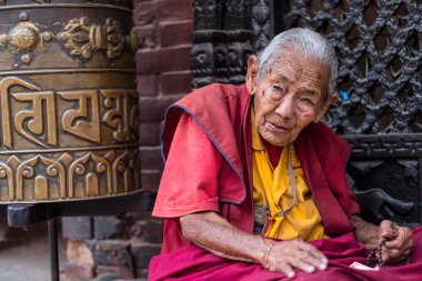 Monk, Katmandu, Nepal Boudhanath Stupa oturmak