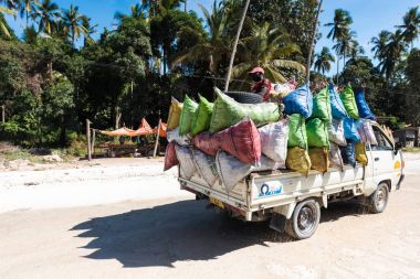 Zanzibar, Tanzanya yerel markete gelen adam