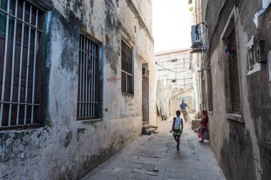 Zavallı çocuklar Zanzibar sokaklarda oynamak